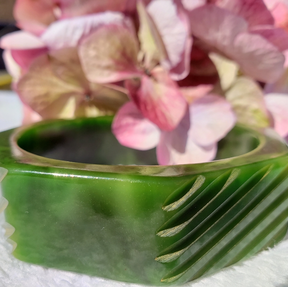 🥳Host Pick!👏🎉 Carved Bakelite Octagonal Bangle